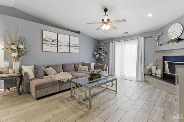 245 Sherman Peak Drive, Bakersfield, CA 93308