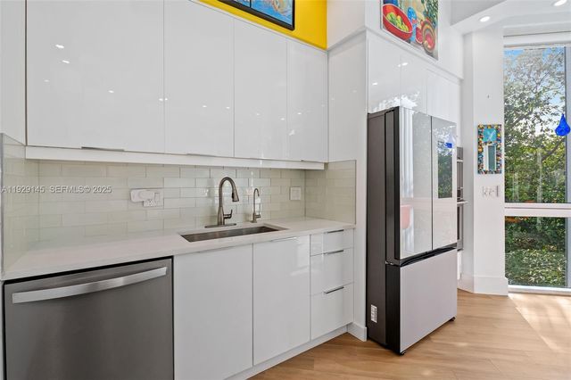 16400 Collins Ave TH-4, Sunny Isles Beach, FL 33160