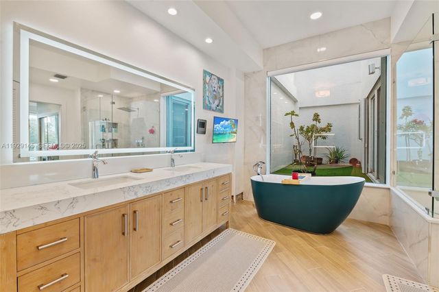 16400 Collins Ave TH-4, Sunny Isles Beach, FL 33160