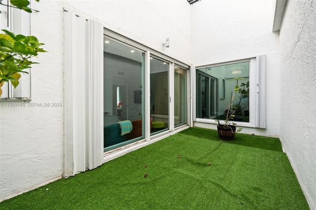 16400 Collins Ave TH-4, Sunny Isles Beach, FL 33160