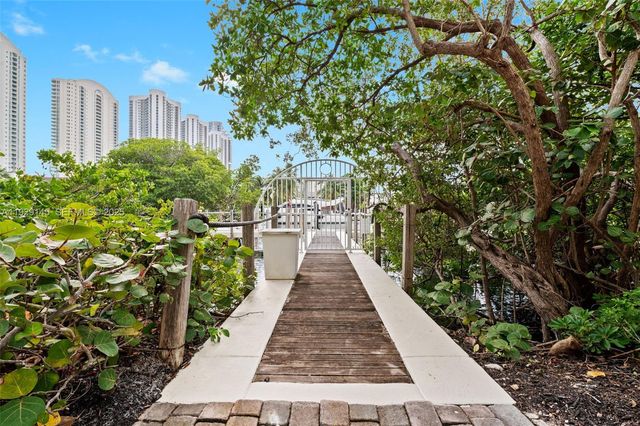 16400 Collins Ave TH-4, Sunny Isles Beach, FL 33160