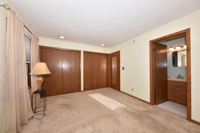 10551 W Keefe AVENUE, Wauwatosa, WI 53222