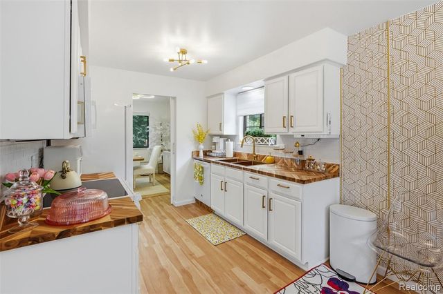 22664 W 11 Mile Road, Southfield, MI 48034