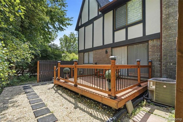 22664 W 11 Mile Road, Southfield, MI 48034
