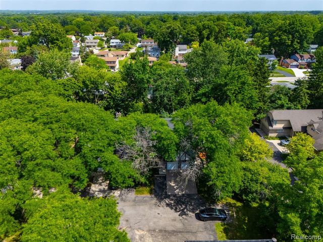 22664 W 11 Mile Road, Southfield, MI 48034