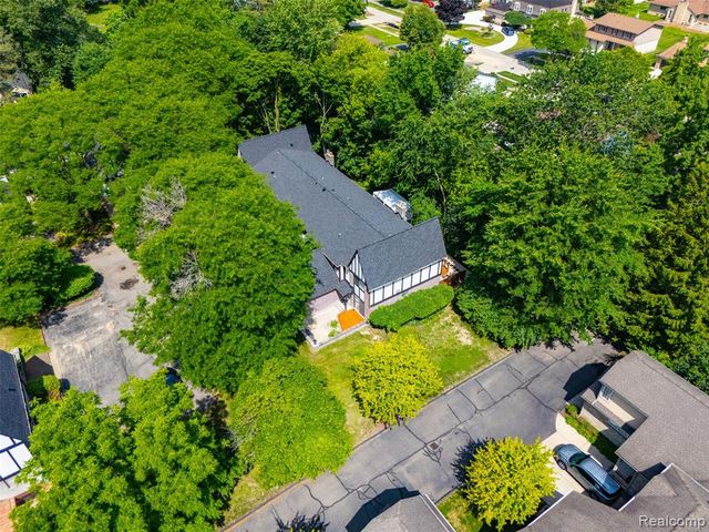 22664 W 11 Mile Road, Southfield, MI 48034