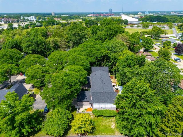 22664 W 11 Mile Road, Southfield, MI 48034