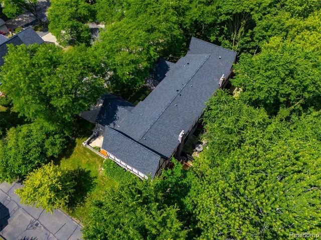 22664 W 11 Mile Road, Southfield, MI 48034