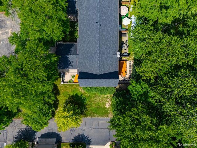 22664 W 11 Mile Road, Southfield, MI 48034