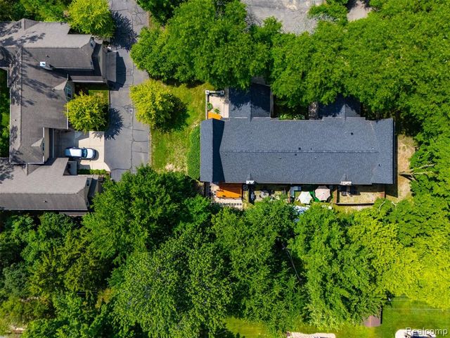 22664 W 11 Mile Road, Southfield, MI 48034