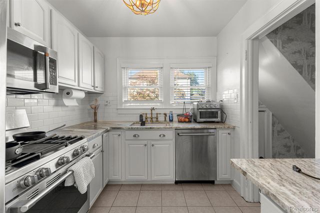 93 Perry Place, Wyandotte, MI 48192