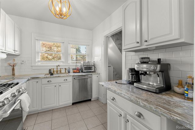 93 Perry Place, Wyandotte, MI 48192