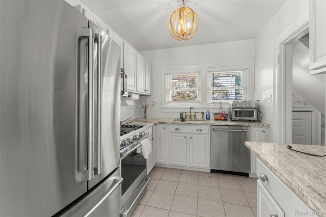 93 Perry Place, Wyandotte, MI 48192