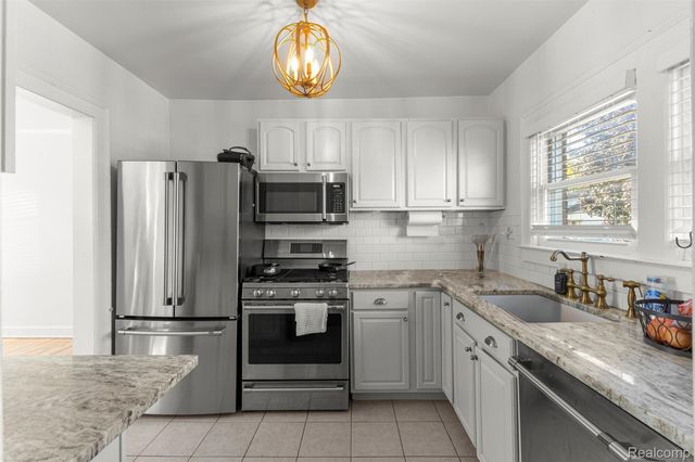 93 Perry Place, Wyandotte, MI 48192