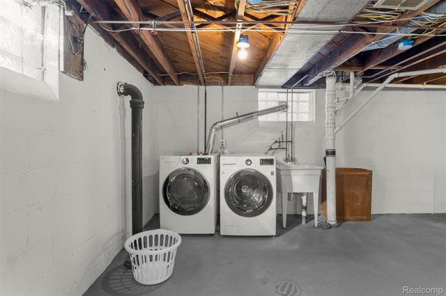 93 Perry Place, Wyandotte, MI 48192