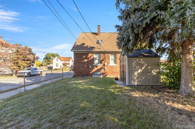 93 Perry Place, Wyandotte, MI 48192