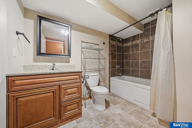 1557 SW 11Th Place, Lincoln, NE 68522