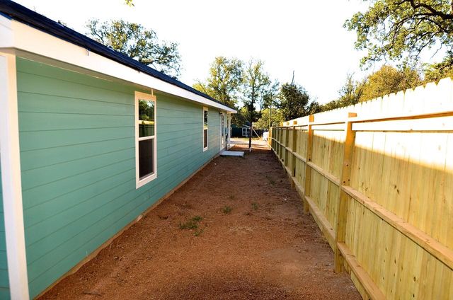 1653 Navajoe TRL, Kingsland, TX 78639