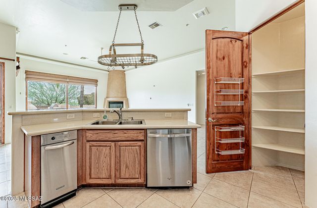 767 E Canyon Rock Road, Green Valley, AZ 85614