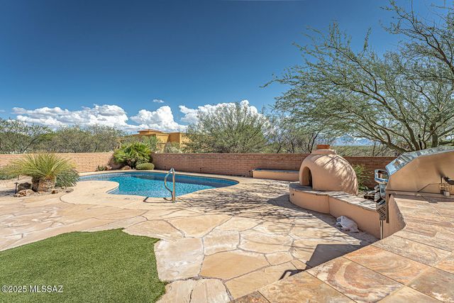 767 E Canyon Rock Road, Green Valley, AZ 85614