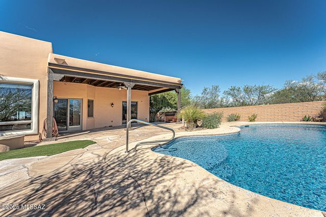 767 E Canyon Rock Road, Green Valley, AZ 85614
