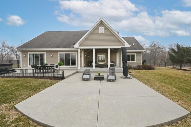 4722 W Oakwood ROAD, Franklin, WI 53132