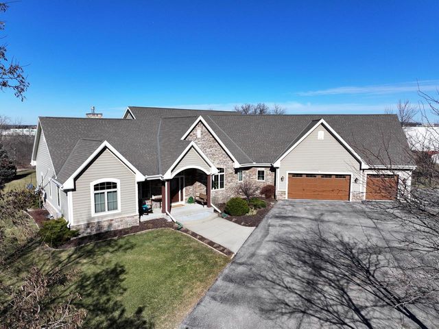 4722 W Oakwood ROAD, Franklin, WI 53132