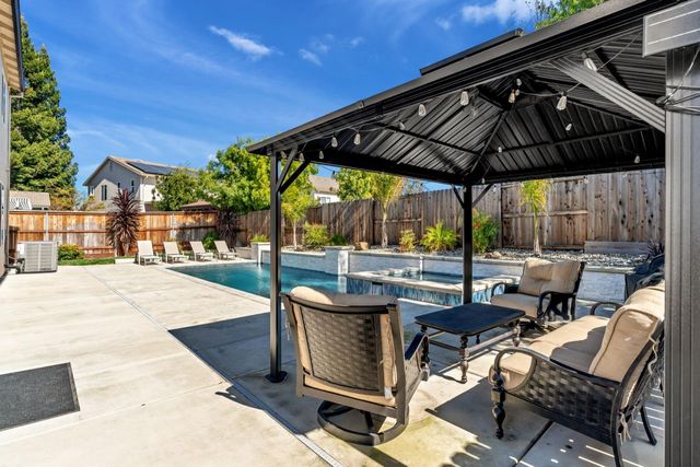 9700 Glacier Creek Way, Elk Grove, CA 95624