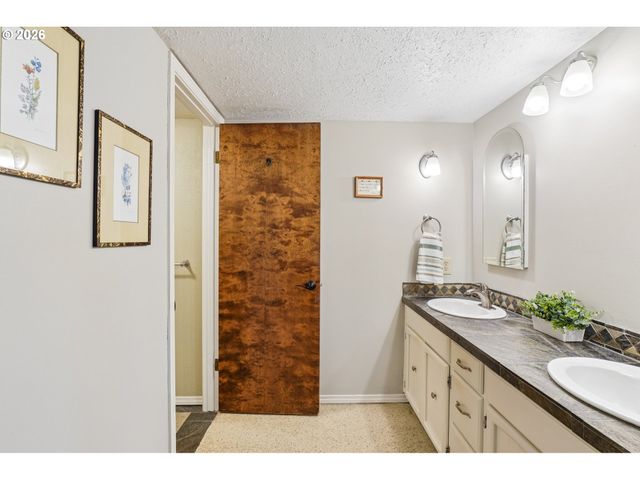 4204 RIVERVIEW Dr, West Linn, OR 97068