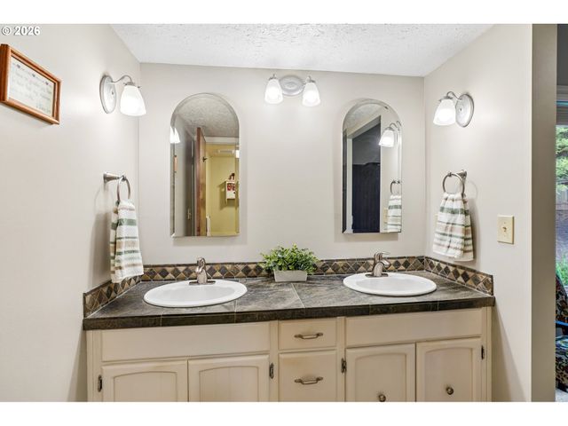 4204 RIVERVIEW Dr, West Linn, OR 97068