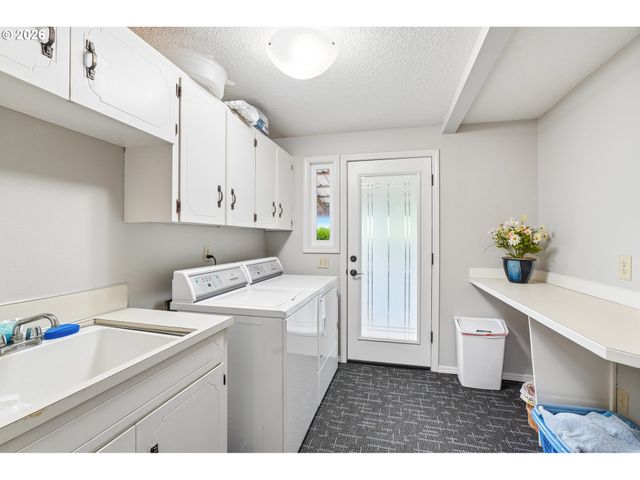 4204 RIVERVIEW Dr, West Linn, OR 97068
