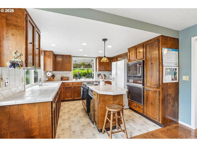4204 RIVERVIEW Dr, West Linn, OR 97068