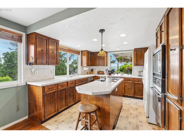 4204 RIVERVIEW Dr, West Linn, OR 97068