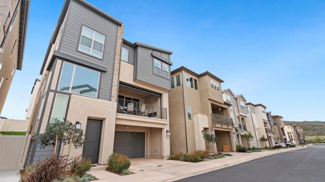 15681 Rennyson, San Diego, CA 92127