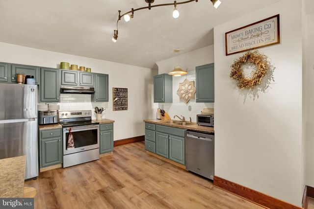 906 FRITZTOWN RD, Sinking Spring, PA 19608