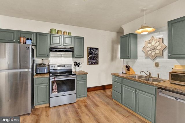 906 FRITZTOWN RD, Sinking Spring, PA 19608
