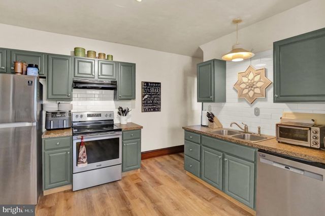 906 FRITZTOWN RD, Sinking Spring, PA 19608