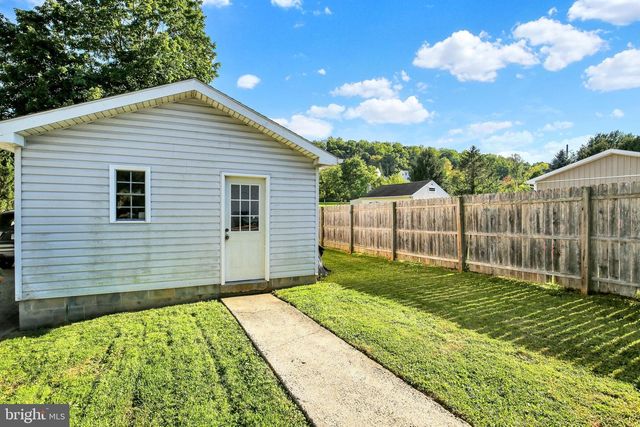 906 FRITZTOWN RD, Sinking Spring, PA 19608