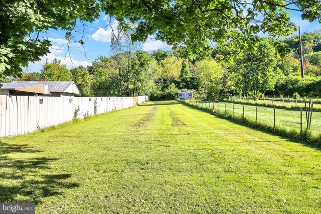 906 FRITZTOWN RD, Sinking Spring, PA 19608