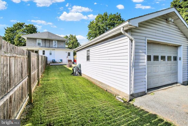 906 FRITZTOWN RD, Sinking Spring, PA 19608