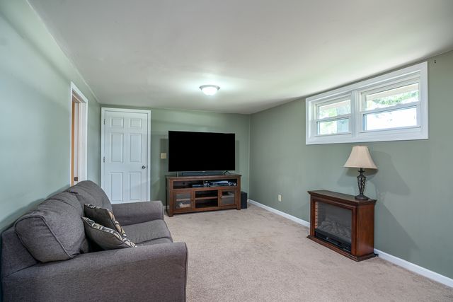 300 W Spring Street, Eldridge, IA 52748