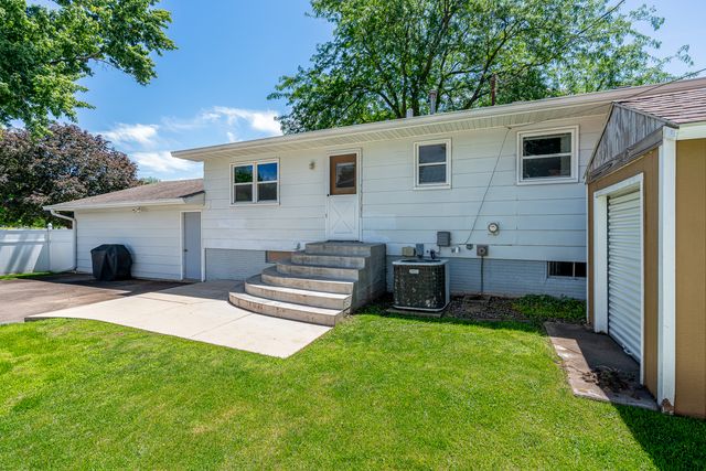 300 W Spring Street, Eldridge, IA 52748