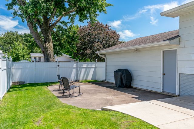 300 W Spring Street, Eldridge, IA 52748