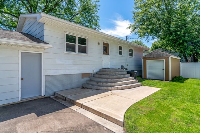 300 W Spring Street, Eldridge, IA 52748