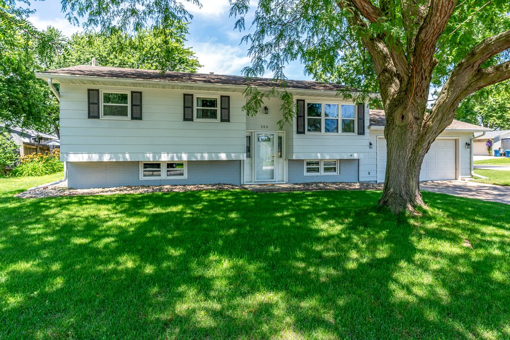 300 W Spring Street, Eldridge, IA 52748