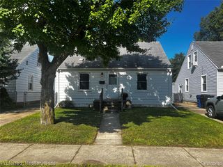 19941 Woodworth, Redford, MI 48240