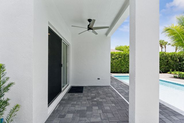 522 Lucky Lane, Delray Beach, FL 33444