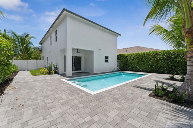 522 Lucky Lane, Delray Beach, FL 33444