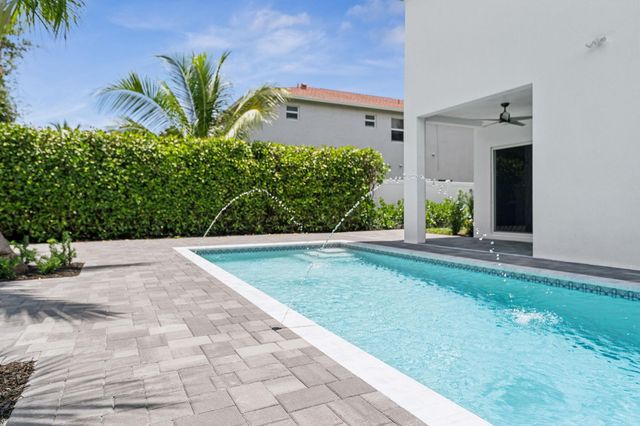 522 Lucky Lane, Delray Beach, FL 33444