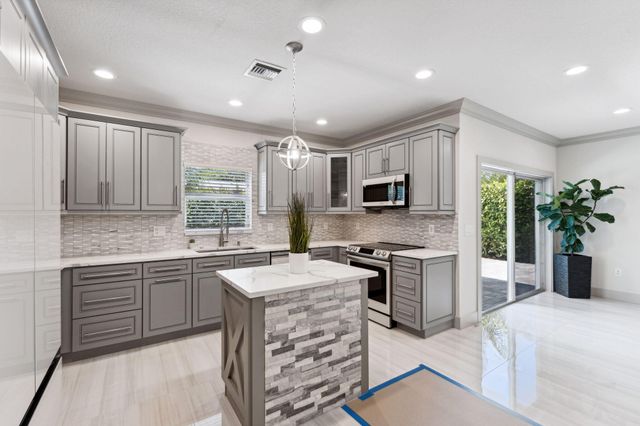 522 Lucky Lane, Delray Beach, FL 33444